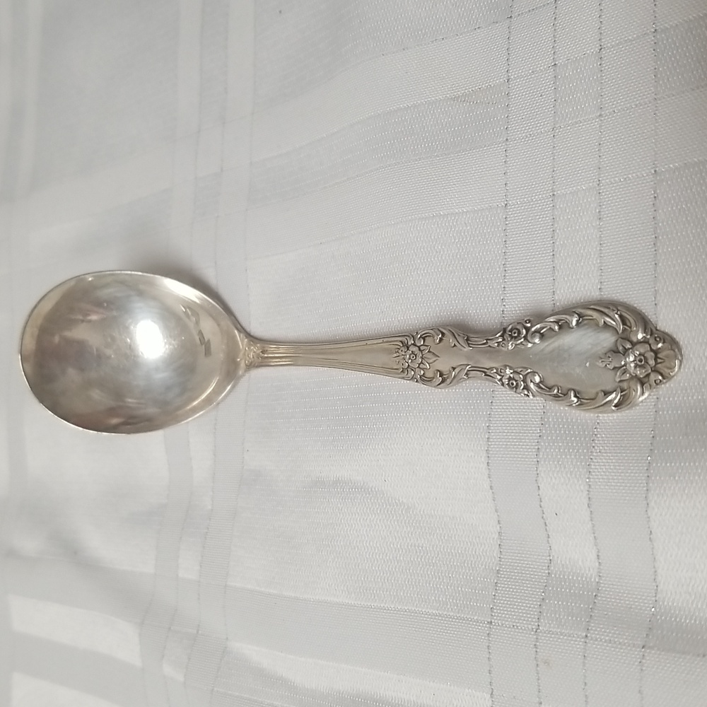 WM ROGERS EXTRA PLATE GRAVY LADLE, Not a large one.5.5" long, 35mm spoon width